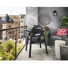 Weber barbecue op een balkon met zitplaatsen en decoraties