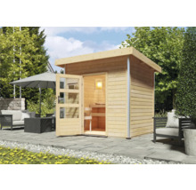 Houten tuinsauna met glazen deur, zithoek buiten en parasol in de tuin