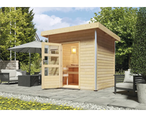 Houten tuinsauna met glazen deur, zithoek buiten en parasol in de tuin