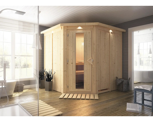 Lichte badkamerscène met houten sauna, douche en ligbad