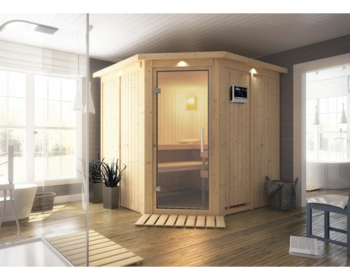 Lichte sauna met glazen deur in een badkamer met douche en bad.
