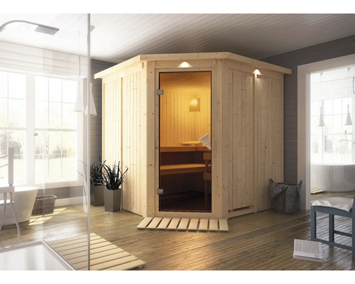 Lichte badkamerscène met houten sauna, douche en bad