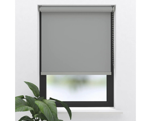 Grijs rolgordijn aan het raam met kettingbediening