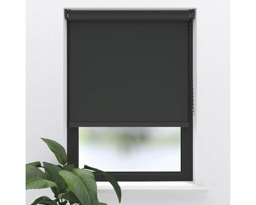 Raam met zwart rolgordijn voor verduistering
