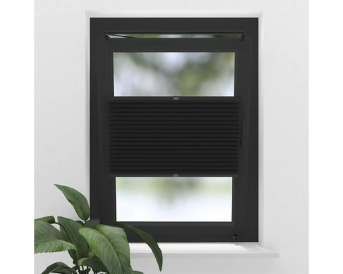 Zwart plisségordijn voor het raam voor lichtregulering en privacy.