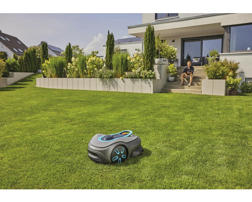 Robotmaaier op gazon voor een woonhuis