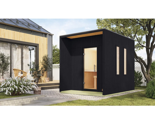 Houten buitensauna met glazen deur en ramen in de tuin