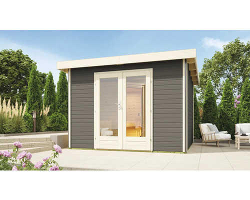 Tuinhuis met glazen dubbele deur en omliggende tuin