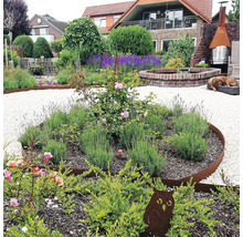 Aangelegde tuin met grindpaden, bloemperken met rozen en lavendel, tuindecoratie en stenen fontein