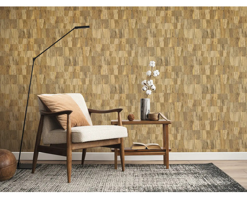 Interieur met kurkbehang, fauteuil en vloerlamp voor een gezellige sfeer