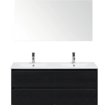 Badkamer met spiegel, wastafel, kranen en onderkast