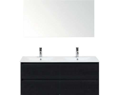 Badkamer met spiegel, wastafel, kranen en onderkast