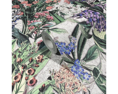 Een rol behang met bloemmotief.