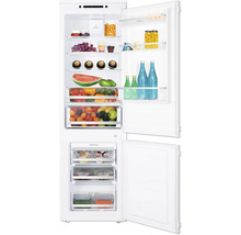 Geopende koelkast gevuld met levensmiddelen