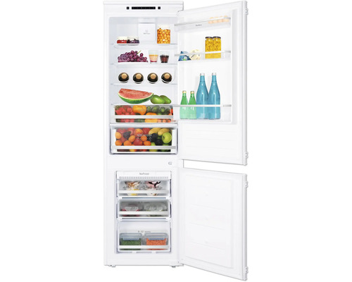 Geopende koelkast met verschillende voedingsmiddelen