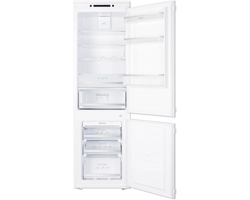 Geopende koelkast met meerdere planken en lades