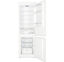 Geopende koelkast met glazen planken en groentelades