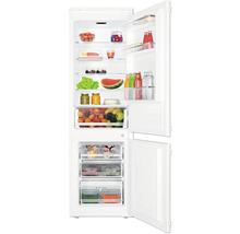 Geopende koelkast met eten