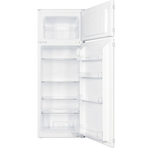 Geopende koelkast met vriesvak en planken