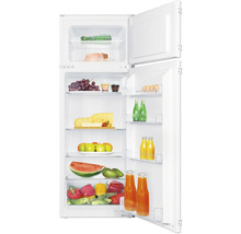 Geopende koelkast gevuld met levensmiddelen