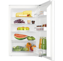 Open koelkast gevuld met levensmiddelen zoals kaas, fruit, groenten en dranken