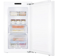 Diepvries met open deur en transparante lades gevuld met eten