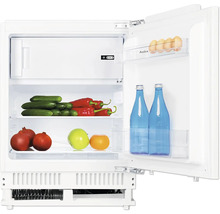 Open koelkast met levensmiddelen zoals komkommers, paprika''s, appels, sinaasappels, granaatappels, eieren en waterflessen