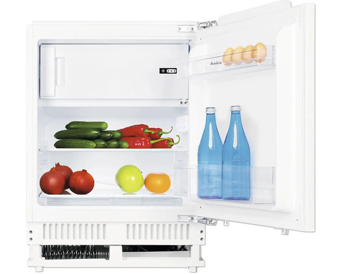 Open koelkast met levensmiddelen zoals komkommers, paprika''s, appels, sinaasappels, granaatappels, eieren en waterflessen