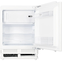 Geopende, witte koelkast met vriesvak en legplanken