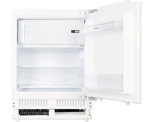 Geopende, witte koelkast met vriesvak en legplanken