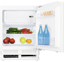 Open koelkast gevuld met levensmiddelen zoals komkommers, paprika''s, appels, granaatappels, waterflessen en eieren