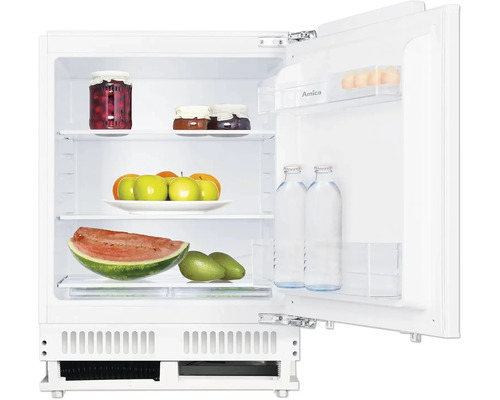 Open koelkast met etenswaren zoals jam, fruit en dranken