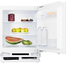 Geopende koelkast met diverse levensmiddelen zoals fruit, jam en dranken