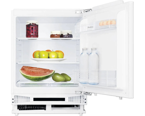 Geopende koelkast met diverse levensmiddelen zoals fruit, jam en dranken