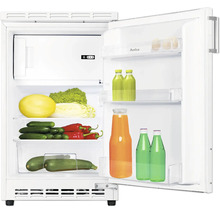 Geopende koelkast gevuld met etenswaren