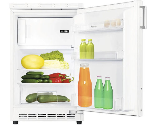 Geopende koelkast gevuld met etenswaren