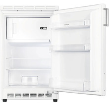 Geopende, witte koelkast met planken en vriesvak