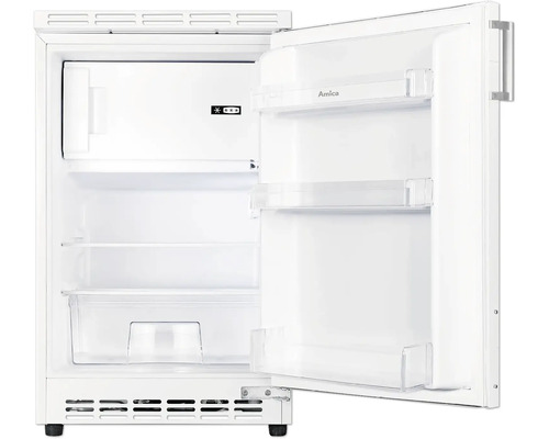 Geopende, witte koelkast met planken en vriesvak