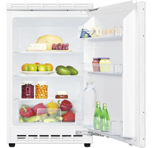 Witte koelkast met open deur, gevuld met levensmiddelen.