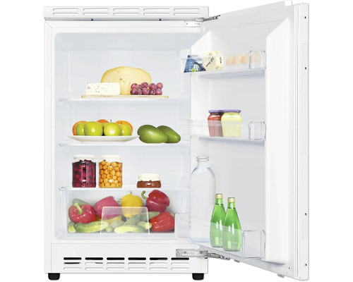 Witte koelkast met open deur, gevuld met levensmiddelen.