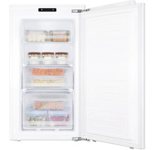 Open vriezer met voedsel in laden