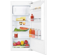 Geopende koelkast met diverse levensmiddelen zoals kaas, dranken en groenten