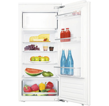 Open koelkast met levensmiddelen op de planken.