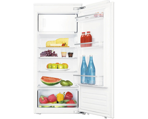 Open koelkast met levensmiddelen op de planken.