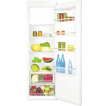 Geopende koelkast gevuld met voedsel.