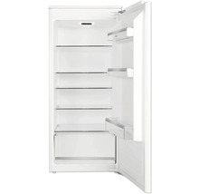 Binnenaanzicht van een koelkast met open vakken en groentelade