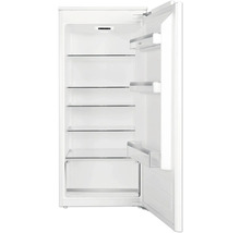 Geopende koelkast met glazen planken en groentelade