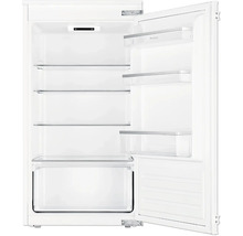 Interieur van een witte koelkast met open schappen en deur