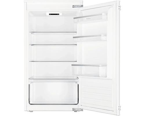 Interieur van een witte koelkast met open schappen en deur