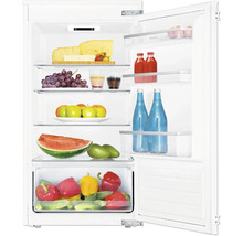 Open koelkast gevuld met levensmiddelen zoals kaas, fruit, groenten en dranken